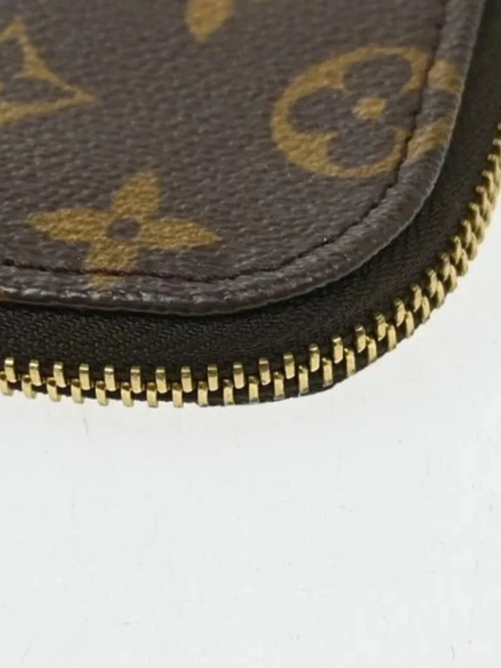 Louis Vuitton outside 	ab